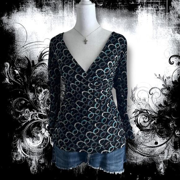 Worthington Tops - abstract interlocking oval chain-link sleek deep v wrap top